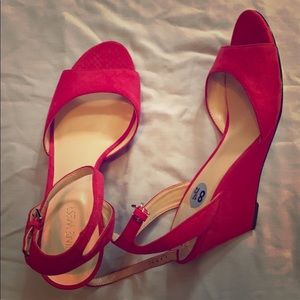 BNWOT Women’s Hot Pink Shoes